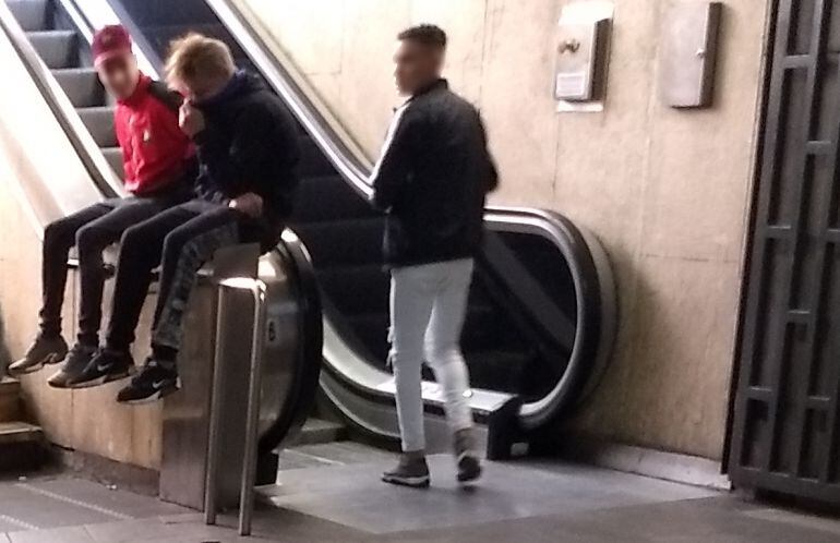 Jovers immigrants als accesos a l&#039;estació de metro i rodalies de Plaça Catalunya de Barcelona