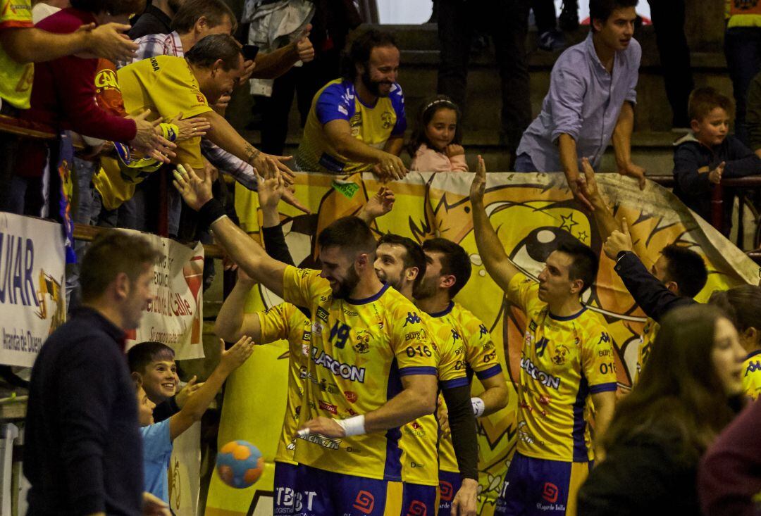 Los jugadores encabezados por el capitán Megías agradecen a la afición su apoyo durante uno de los encuentros en el Príncipe de Asturias.