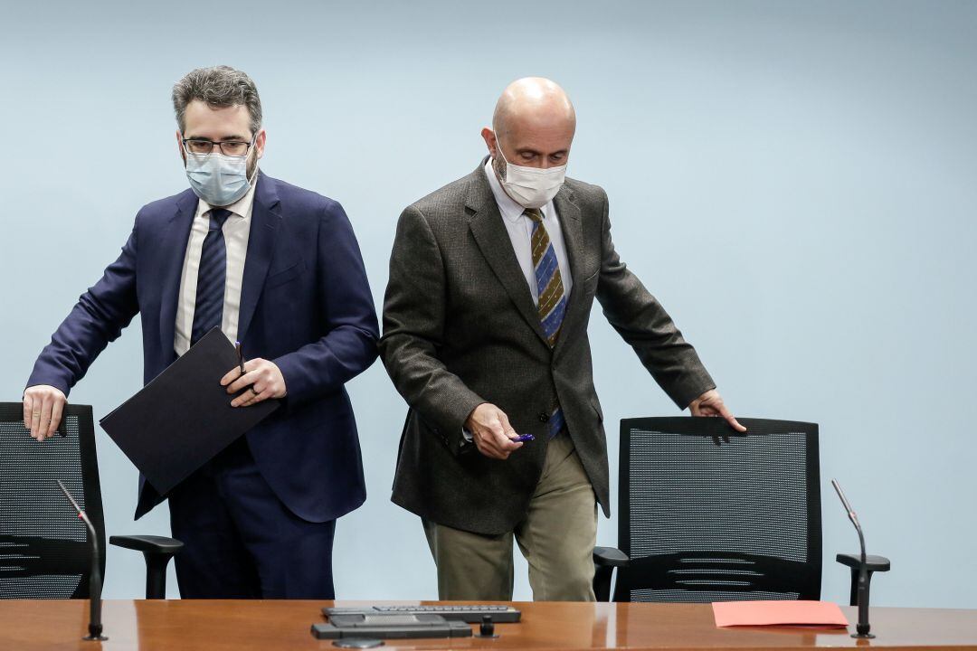 El ministre Portaveu, Eric Jover, i el titular de Salut, Joan Martínez Benazet, abans de començar la roda de premsa posterior al consell de ministres d'aquest dijous.
