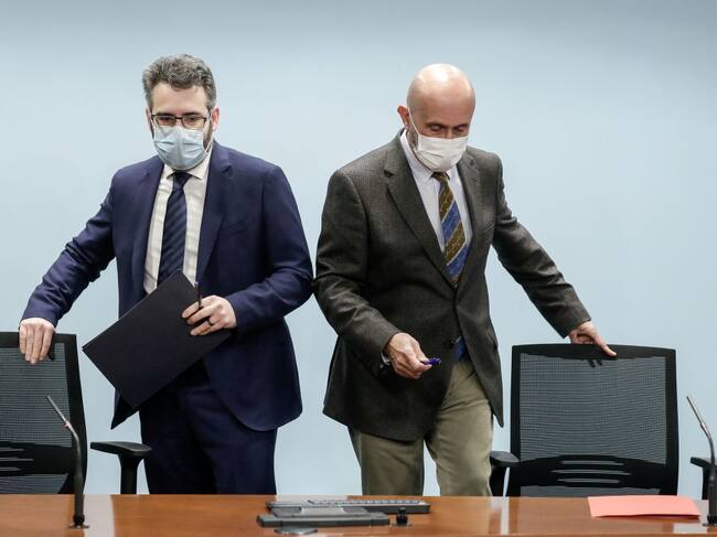 El ministre Portaveu, Eric Jover, i el titular de Salut, Joan Martínez Benazet, abans de començar la roda de premsa posterior al consell de ministres d'aquest dijous.