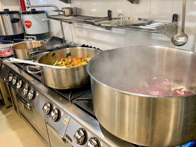 MARBELLA (MÁLAGA), 26/12/2022.- Vuelven las galas de Nochevieja con música en vivo, singulares espectáculos de equilibristas y menús no aptos para todos los bolsillos que alcanzan, en algunos casos, los 1.100 euros por persona y en los que el marisco, el caviar y el champán se convertirán en las estrellas de la mesa junto al vestido largo, el tacón y el esmoquin. En la imagen, el chef de Nota Blu, Fabián Cangas, que preparará un menú el 31 de diciembre para 500 comensales. EFE/Esther Gómez