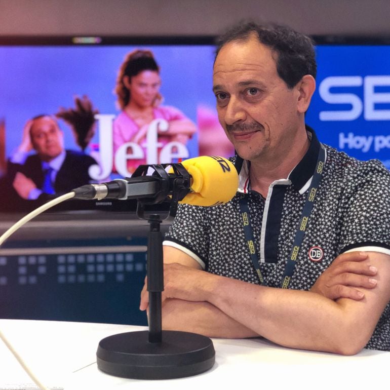 Luis Callejo en los estudios de la Cadena SER.