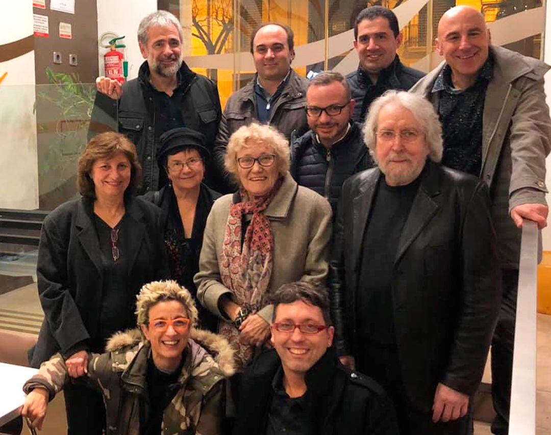 Isabel-Clara Simó en el centre de la imatge en un homenatge que va tindre lloc a Alcoi fa dos anys amb la presència d'alguns dels participants en aquesta activitat de foment de la lectura