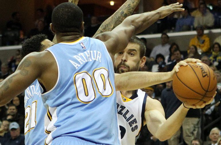 El jugador español de los Grizzlies, defendido por Wilson Chandler y Darrell Arthur, de los Denver Nuggets.