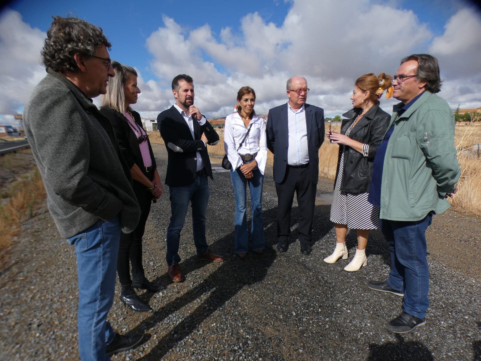 El secretario general del PSOE en Castilla y León, Luis Tudanca, y miembros del PSOE de Ávila visitan el polígono industrial de La Colilla