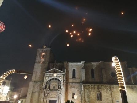 La Plaza Mayor de Roa lució así tras la suelta de los farolillos iluminados en la Cabalgata de Reyes.