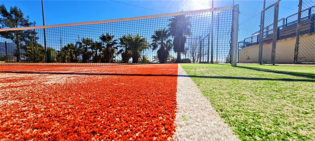 Césped artificial en una de las pista de tenis de San Crispín en Elda