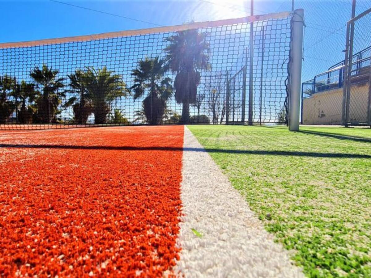 Elda concluye la remodelación de las pistas de tenis de San Crispín con la instalación de césped artificial