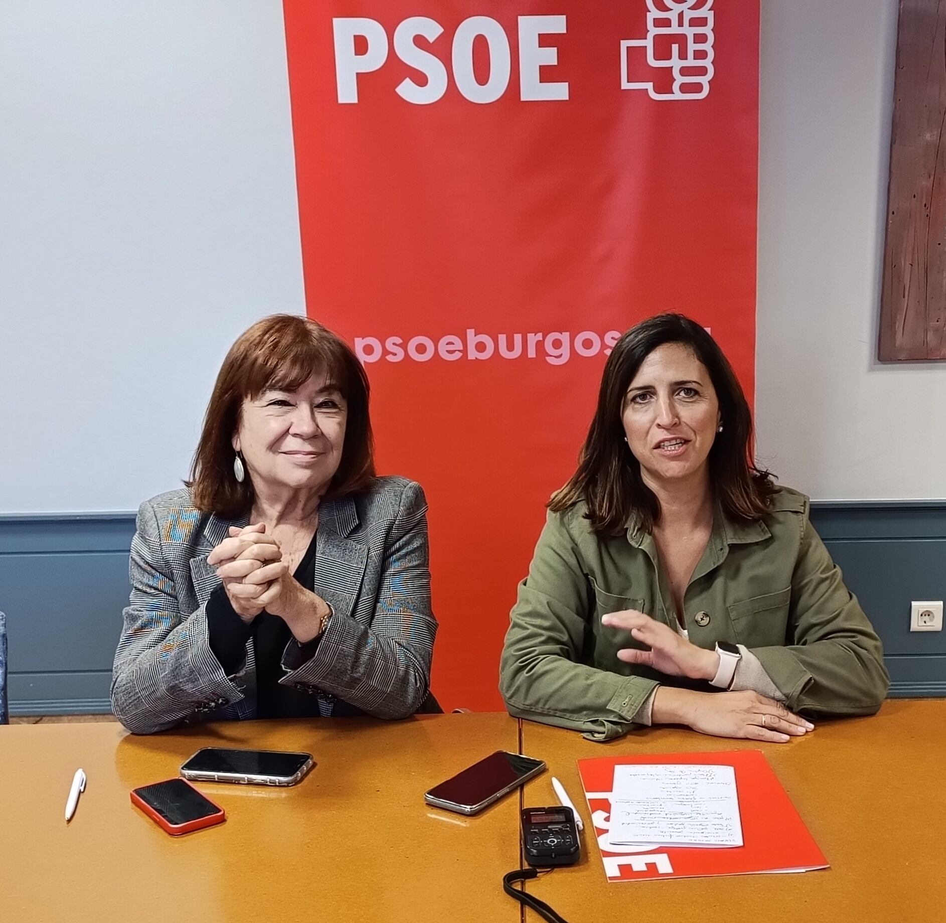 La presidenta del PSOE, Cristina Narbona (izda) y Esther Peña, Secretaria General de los socialistas en Burgos