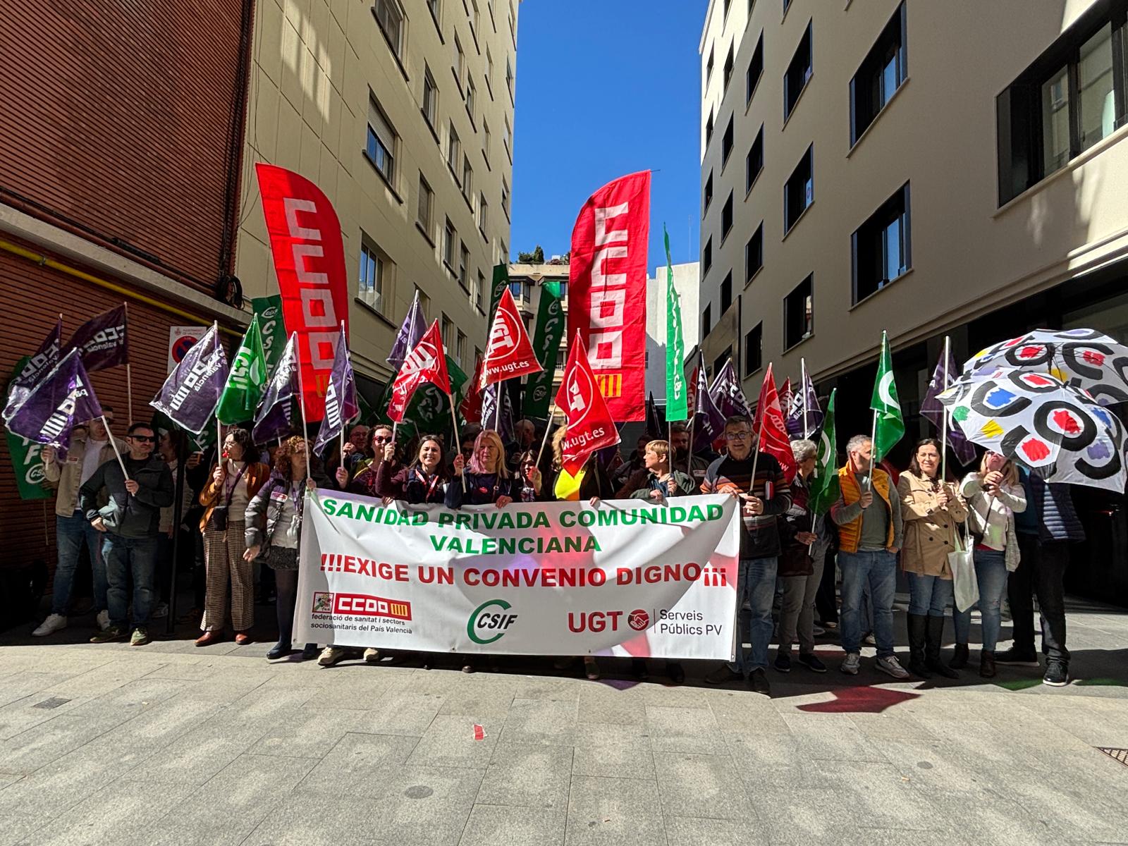 CCOO, UGT y CSIF se han concentrado esta semana para pedir una mejora en las condiones laborales de la sanidad privada valenciana.