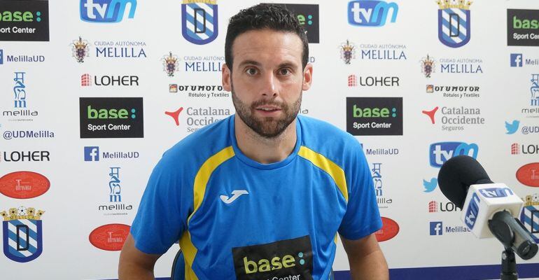 El futbolista manchego Pedro Bolaños en la sala de prensa del Melilla.