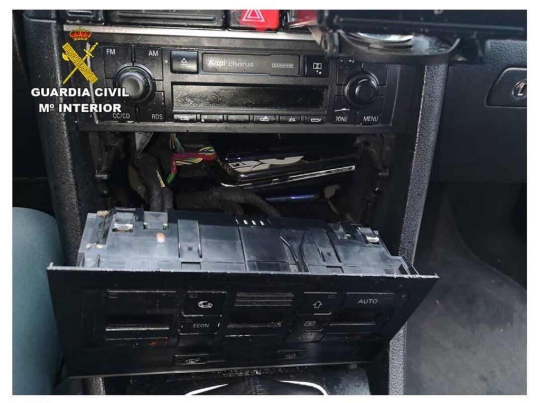 Móviles escondidos en el interior de un vehículo