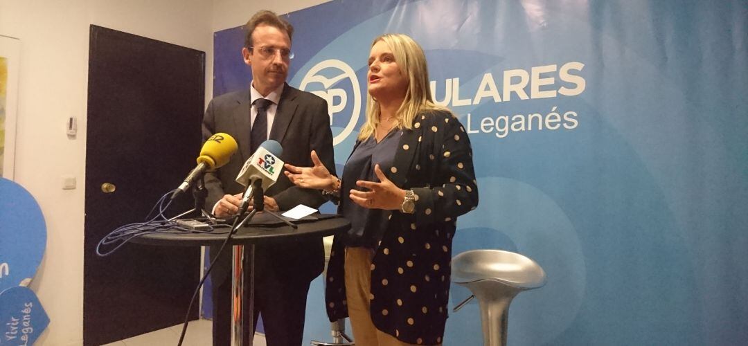 Marimar Blanco, junto al portavoz dle PP en Leganés Miguel Ángel Recuenco