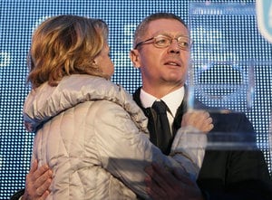 El candidato por el Partido Popular, Alberto Ruiz Gallardón, acompañado por la presidenta de la Comunidad de Madrid, Esperanza Aguirre, durante el inicio de campaña electoral