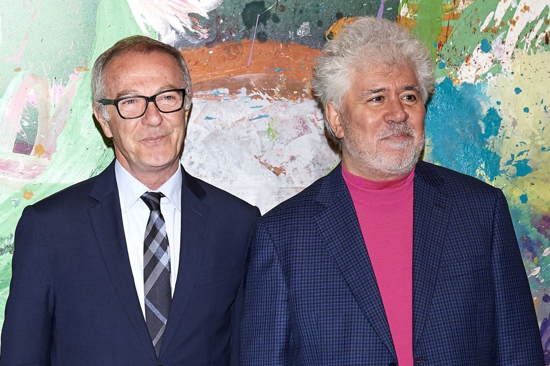 El ex ministro de Cultura, José Guirao, con el director de Cine Pedro Almodóvar