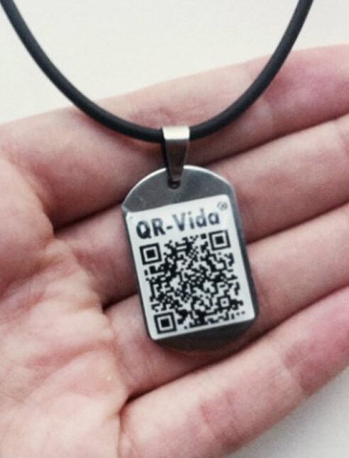 Es un ejemplo más de cómo las nuevas tecnologías pueden prestar un gran servicio en momentos críticos. Una empresa de Huelva fabrica colgantes y pulseras con códigos QR que incluyen información personal a la que recurrir en caso de accidente o de enfermed