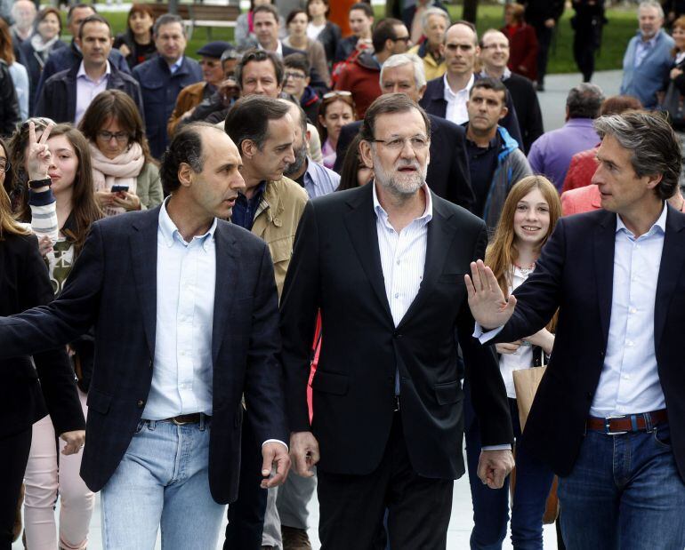 El presidente del Gobierno, Mariano Rajoy, junto al candidato del PP a la presidencia de Cantabria, Ignacio Diego, y el candidato a la alcaldía de Santander, Iñigo de la Serna.