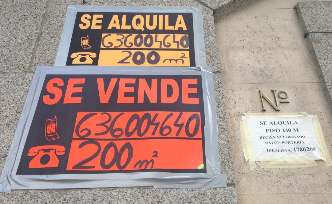 Carteles de &#039;Se vende&#039; o &#039;Se alquila&#039;.