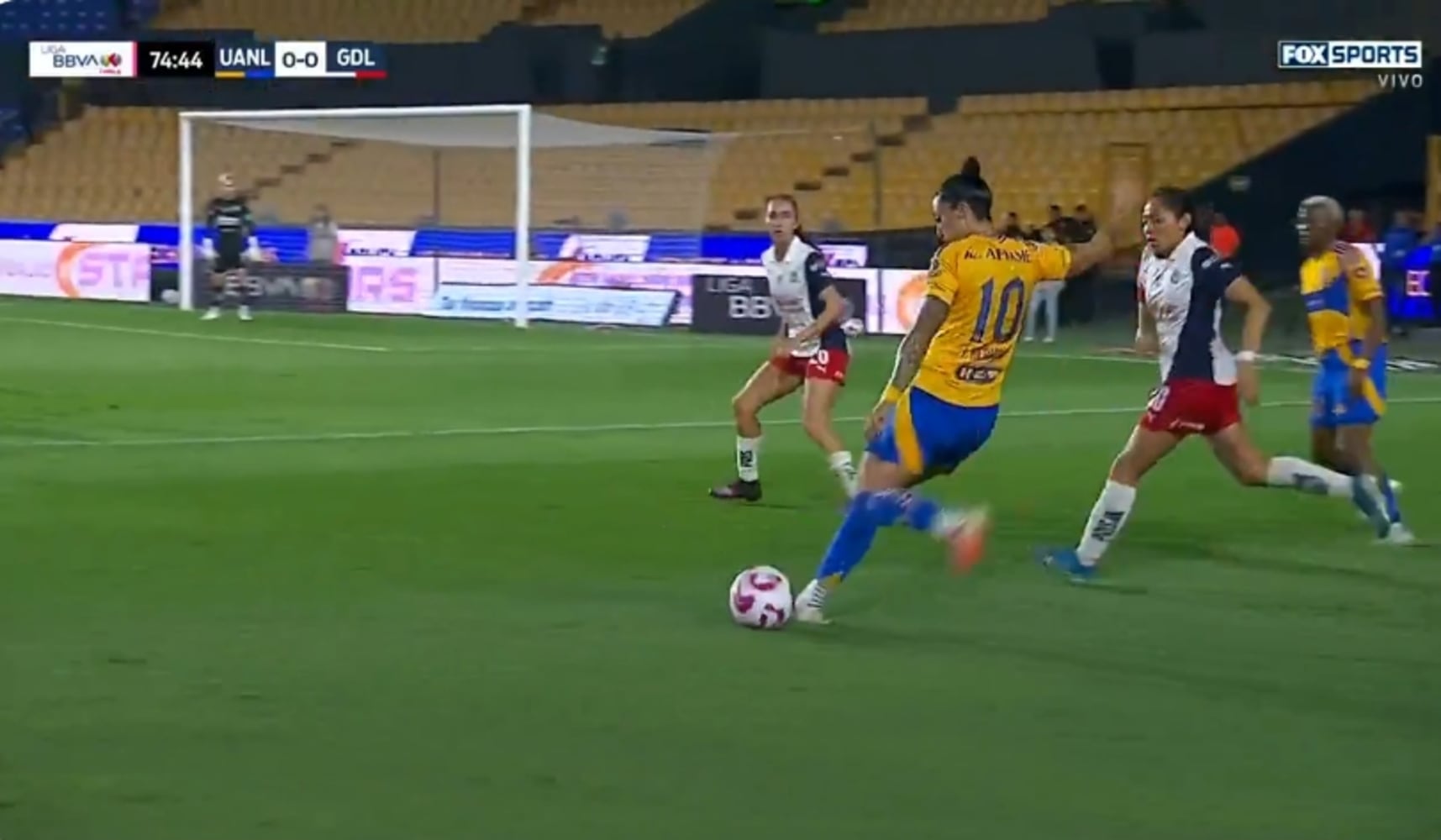 Jenni Hermoso asiste a Lisbeth Ovalle en el partido entre Tigres y Chivas