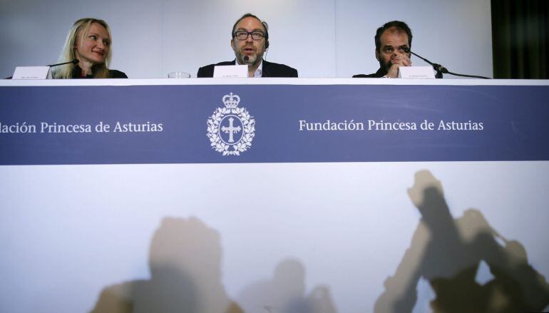 GRA251. OVIEDO, 22/10/2015.- El fundador de Wikipedia, Jimmy Wales (c), acompañado por el presidente de la Fundación Wikimedia, el argentino Patricio Lorente (d), y de su directora ejecutiva, Lila Tretikov (i) durante la rueda de prensa en Oviedo con moti