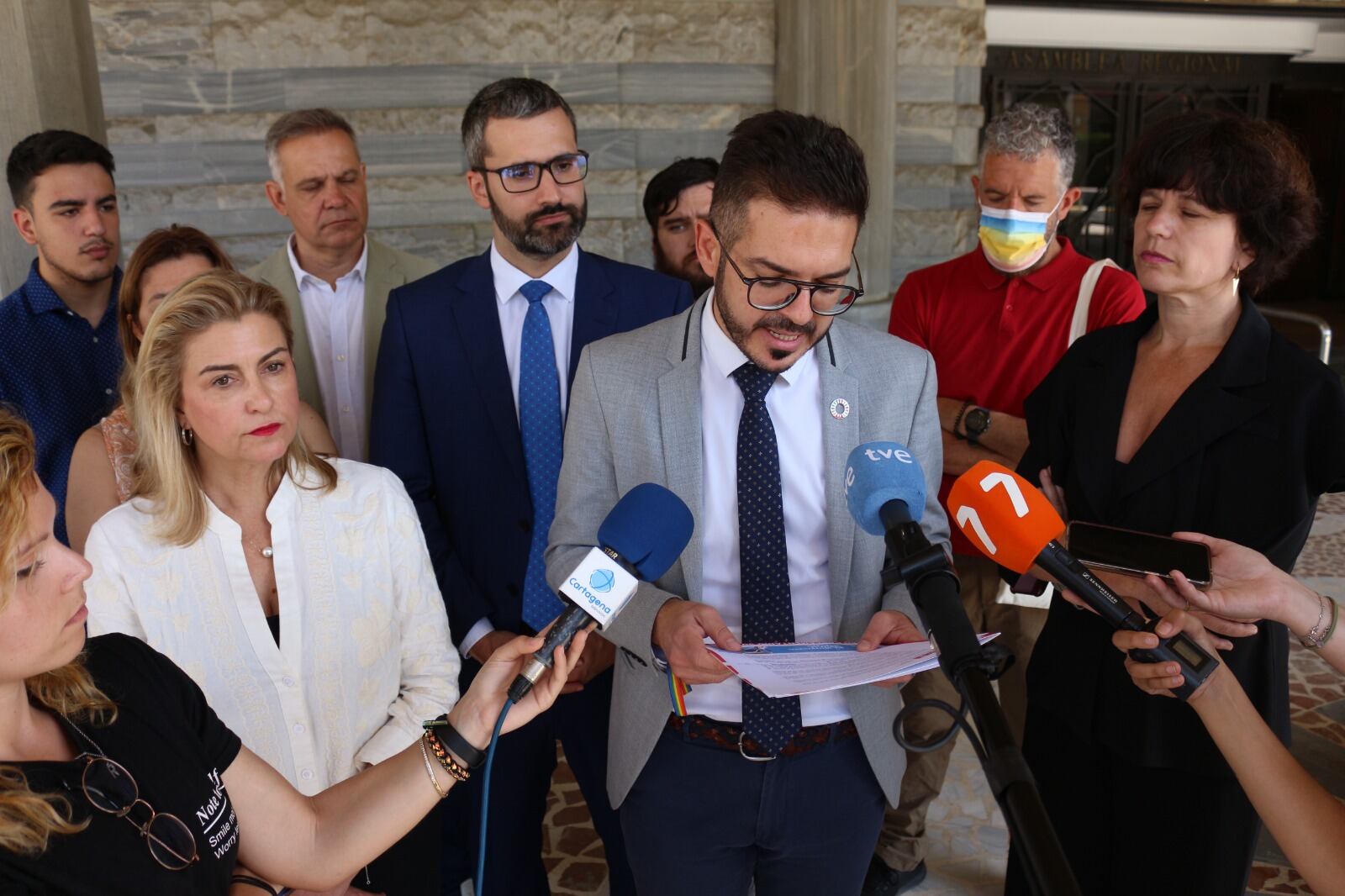 Lectura del manifiesto LGTBI en la puerta de la Asamblea Regional