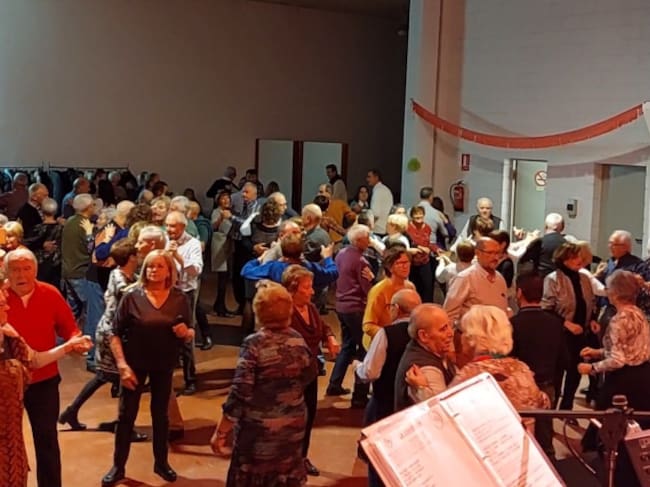Imagen de una sesión de Sácame a bailar en la Asociación de Vecinos de San Lorenzo