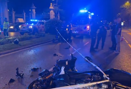 Choque entre dos motocicletas y un patinete eléctrico en la calle Alfonso XII de Madrid.