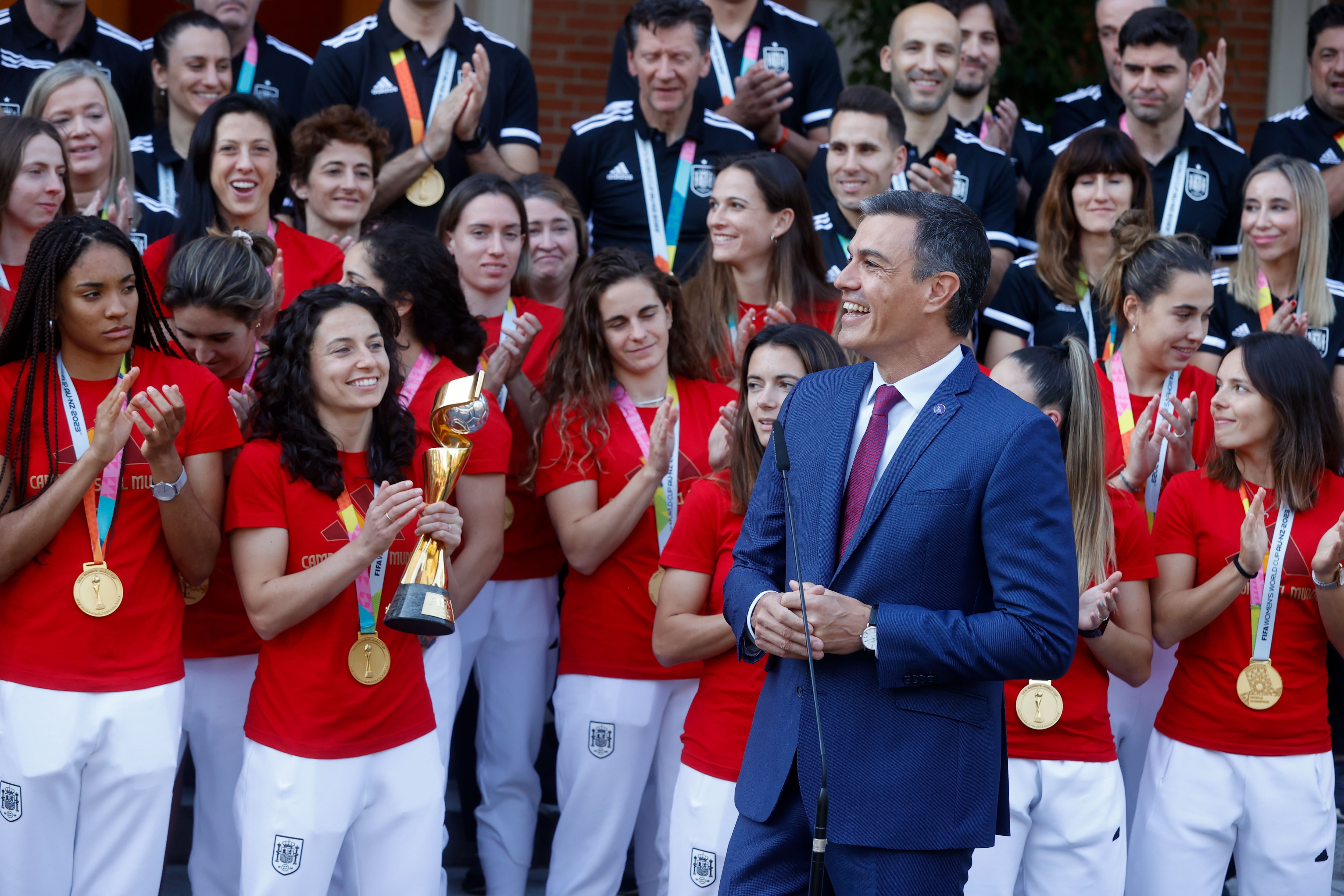 El presidente del Gobierno, Pedro Sánchez (en primer término), recibe a la selección femenina de fútbol en el Palacio de la Moncloa en Madrid, este martes, tras su victoria en la Copa del Mundo.