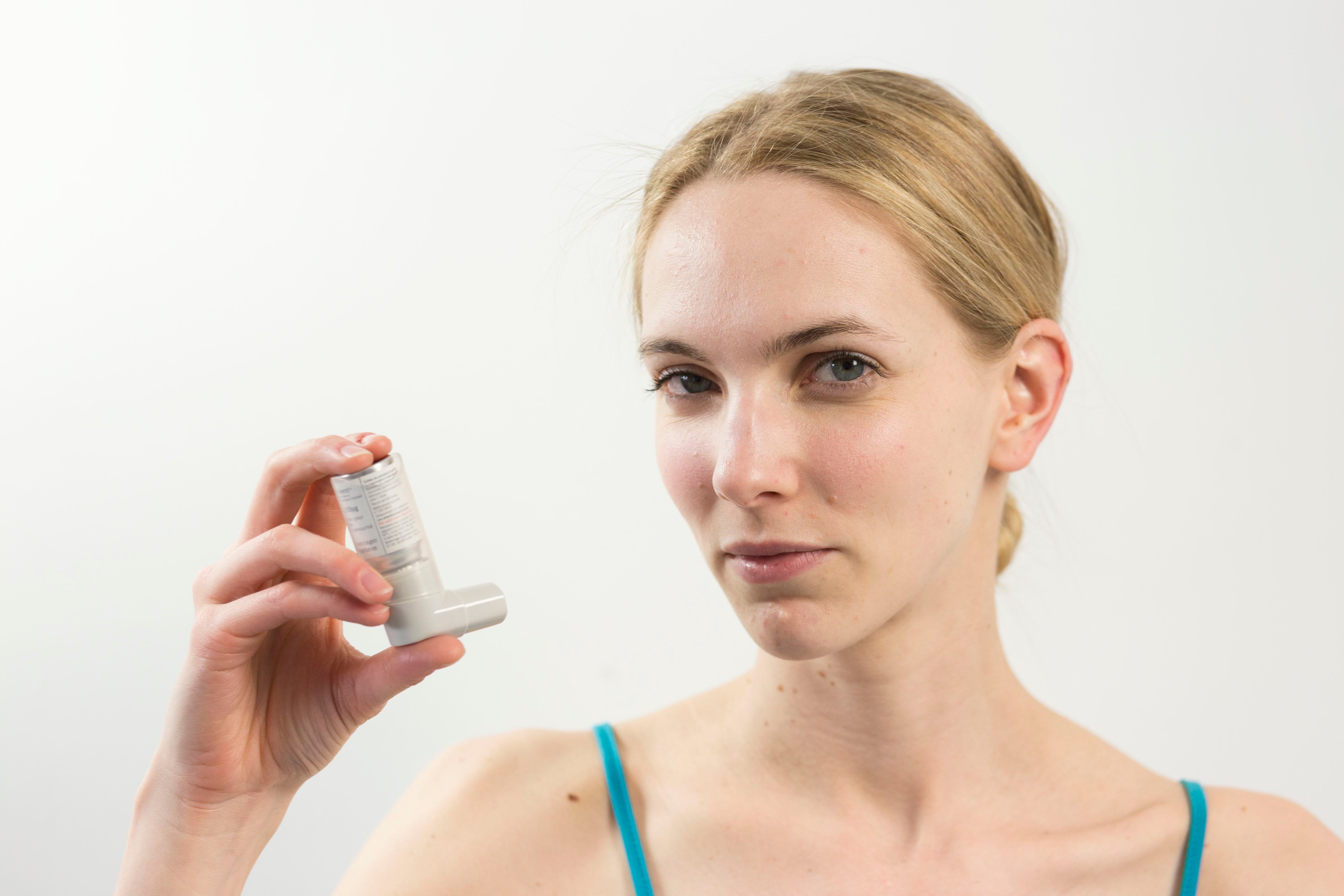 Mujer utilizando un inhalador