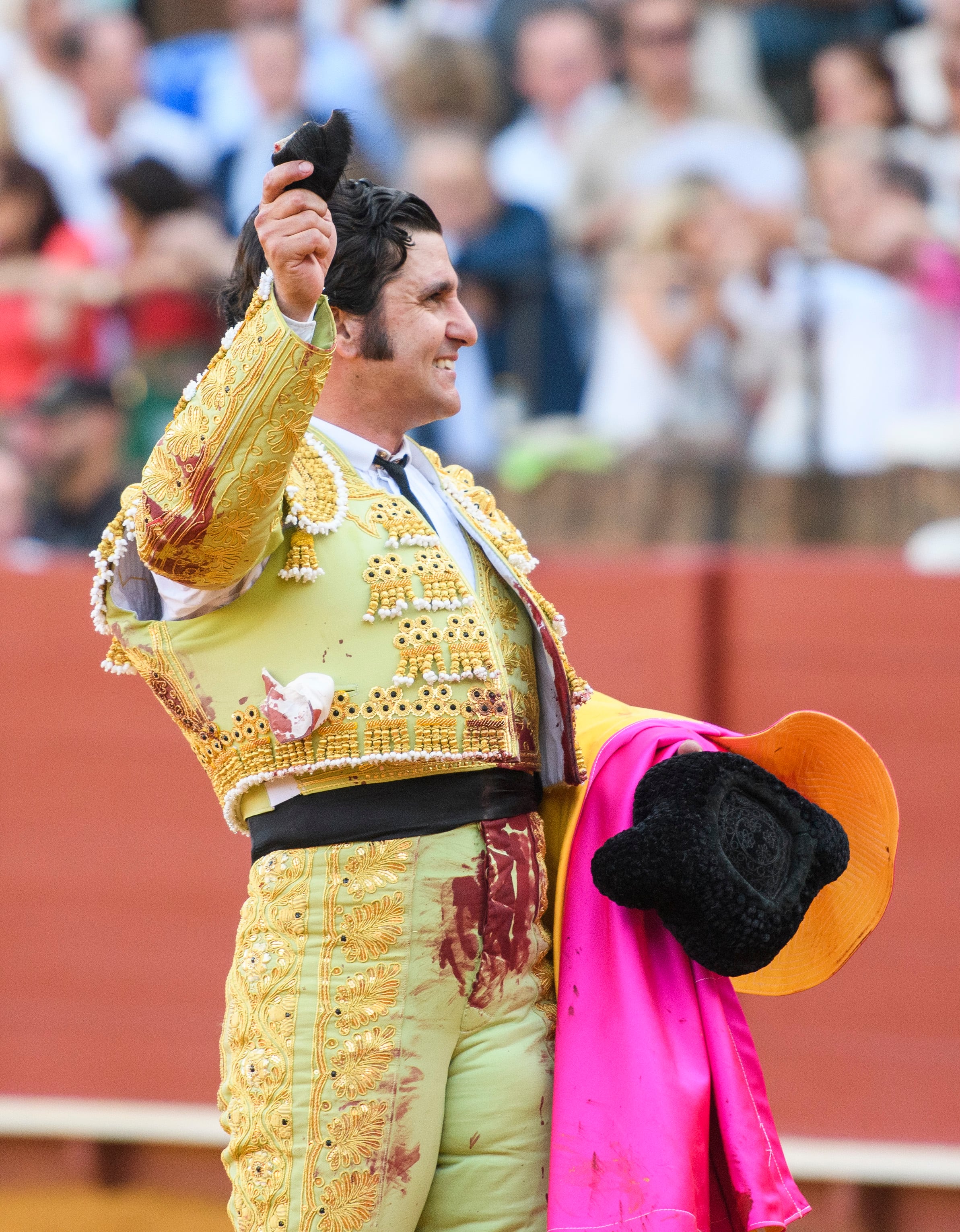 SEVILLA. 23/09/2022.- El diestro Morante de la Puebla, tras cortar una oreja a su segundo toro de la tarde dentro de los festejos de la feria de San Miguel, en la Plaza de la Maestranza de Sevilla. EFE/Raúl Caro
