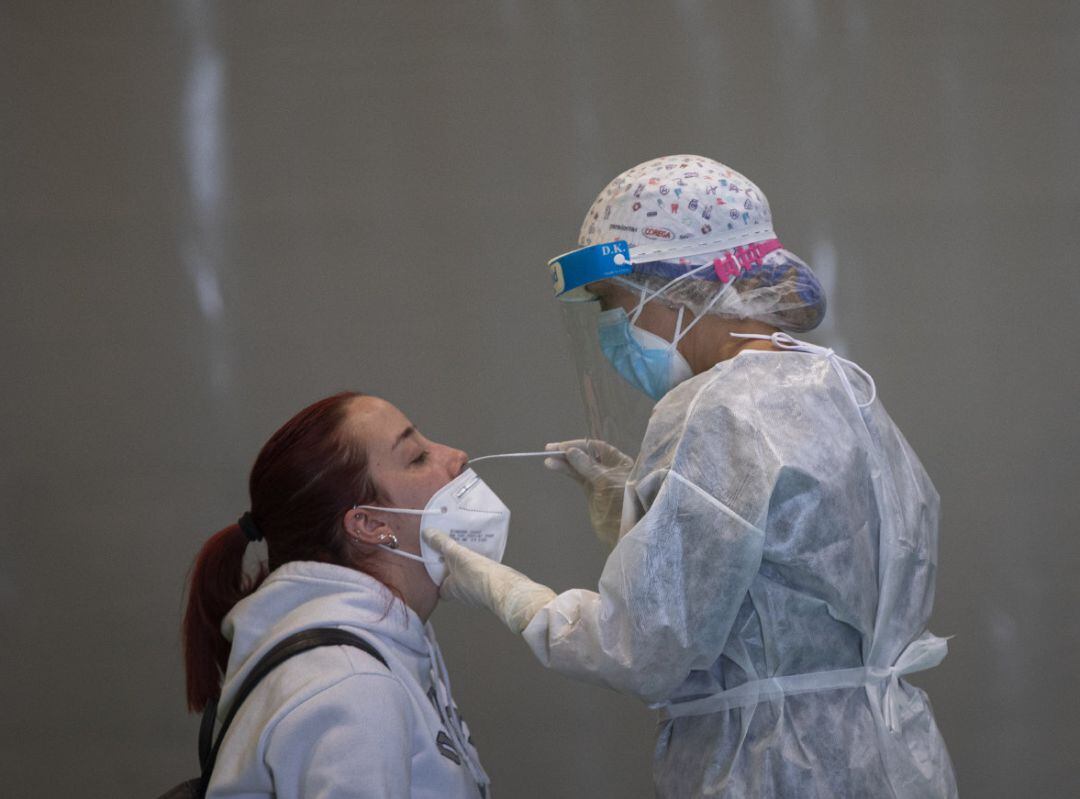 Sanitarios trabajando durante las pruebas de covid-19 con test de antígenos