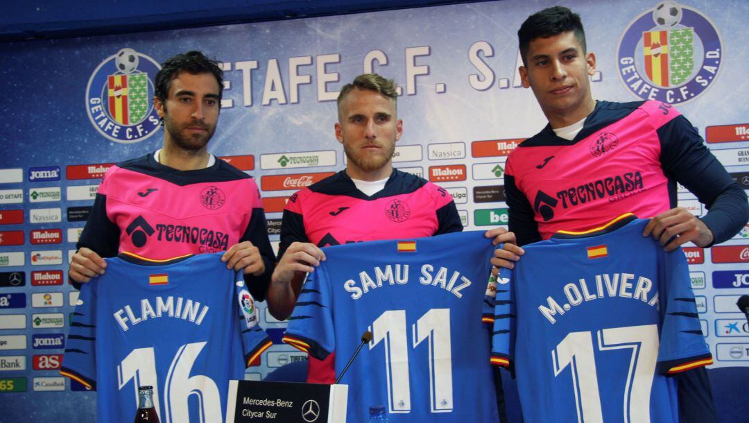 El uruguayo Mathías Olivera (d), el español Samu Saiz (c) y el francés Mathieu Flamini (i) durante su presentación como nuevos jugadores del Getafe C.F. después de ser incorporados los tres en el mercado de invierno. 