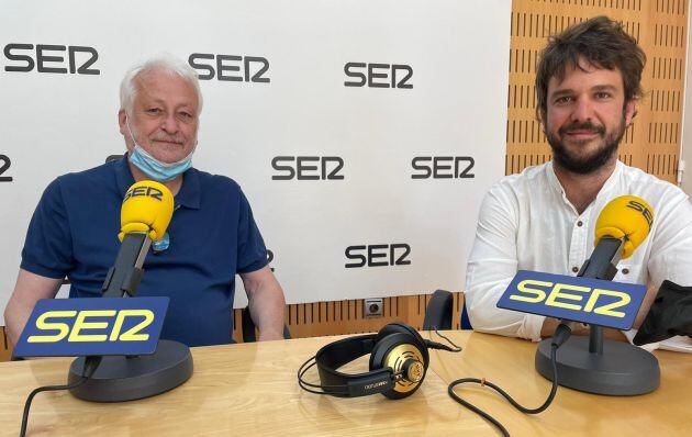 Manuel Muñoz Zielinski (izquierda) y Jorge Losana (derecha), componente del grupo Cantoría y director del Festival de Música Antigua de Sierra Espuña, en los estudios de Radio Murcia.