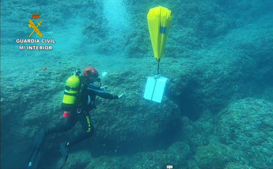 Caja fuerte reflotada con un globo.