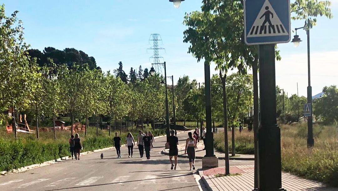 Imagen de esta mañana en una zona cercana a la urbanización de Serelles con amplia presencia de transeúntes