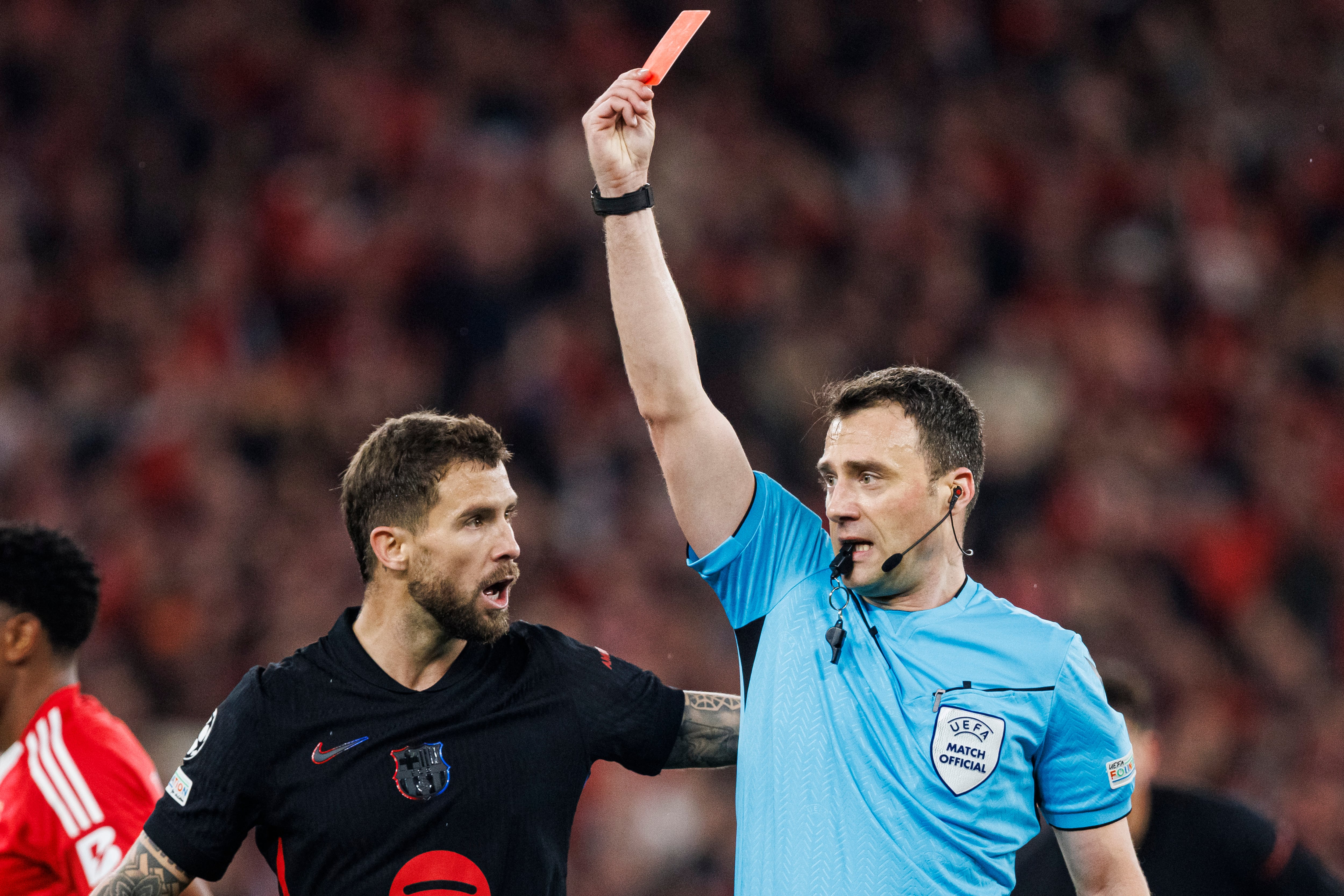 El árbitro Felix Zwayer muestra la roja directa a Pau Cubarsí en el estadio Da Luz