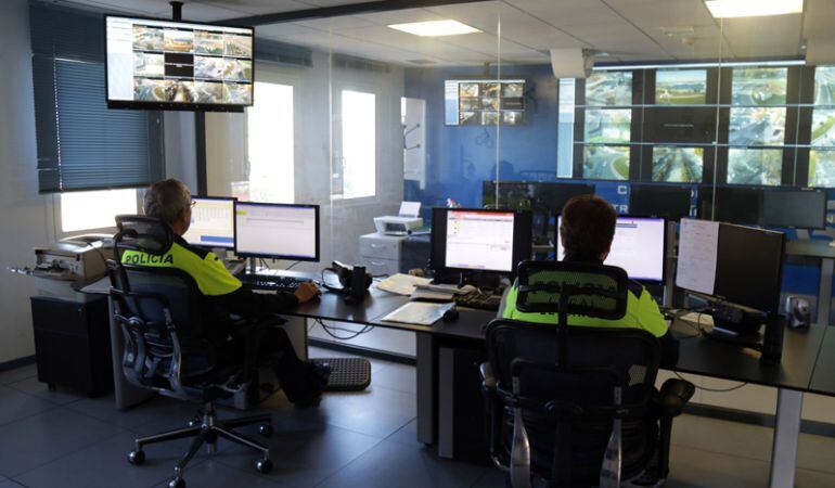 La policía local de Leganés detiene a tres personas que intentaban robar en un colegio. 