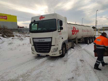 Protección Civil ayudó a salir de la fábrica de Leche Pascual a un camión cisterna, que había quedado atascado