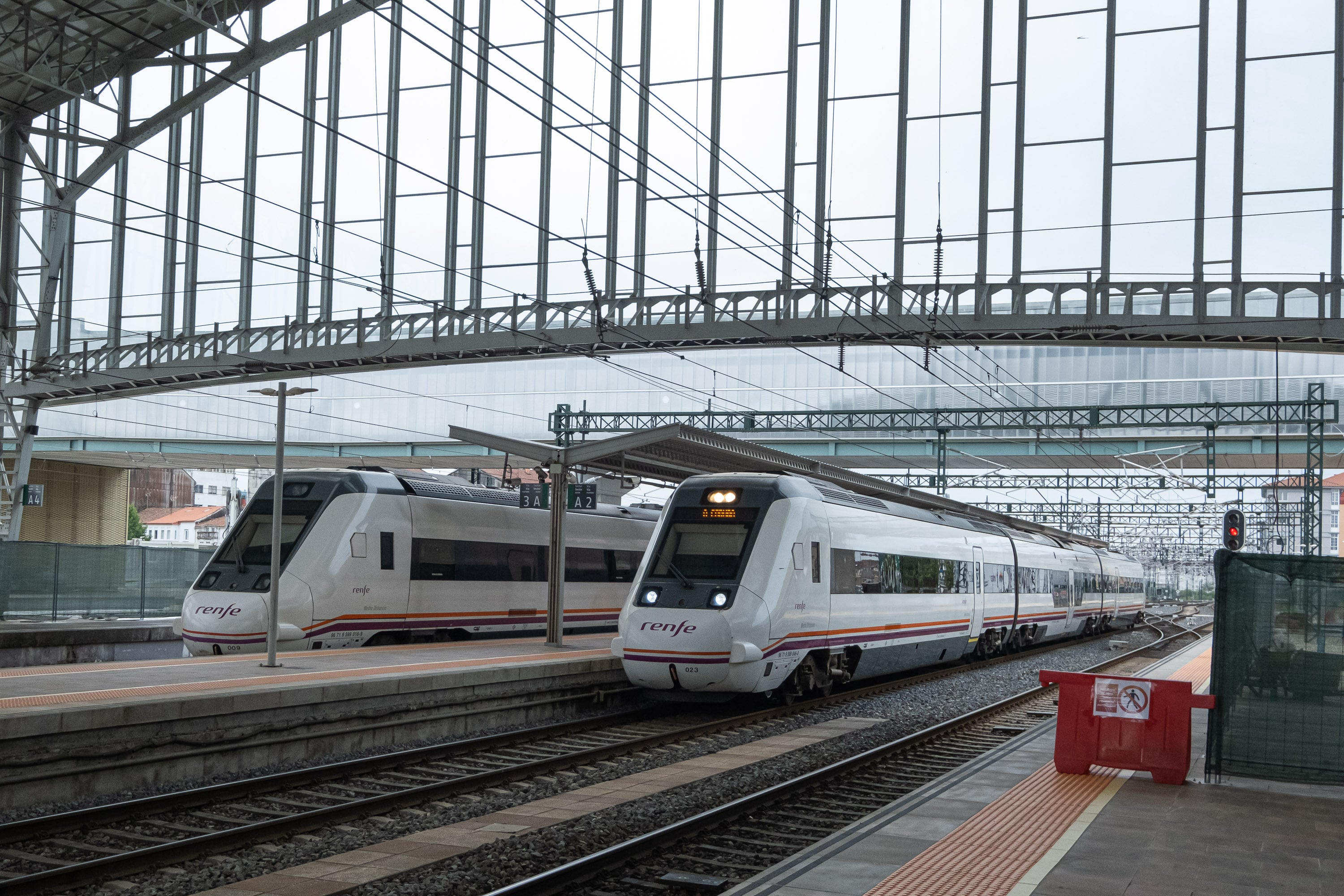 Trenes en la estación de A Coruña. Archivo.