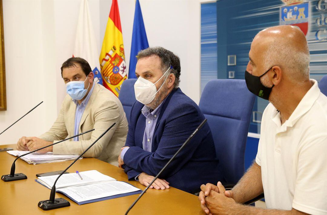 El director general de Biodiversidad, Medio Ambiente y Cambio Climático, Antonio Lucio, el director del CIMA, Agustín Ibáñez, y el gerente de la Red Cántabra de Desarrollo Rural, Fernando Isasi, - GOBIERNO