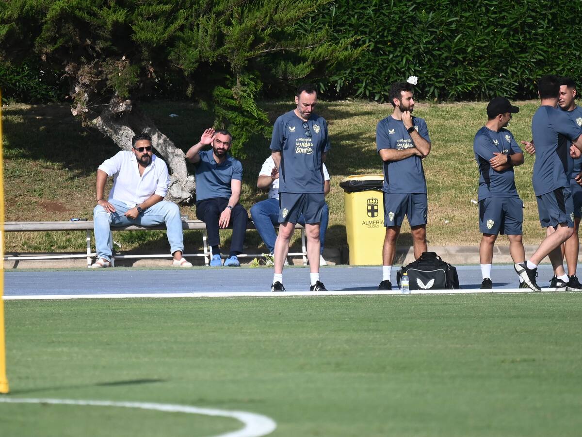 Trabajando y el móvil mirando