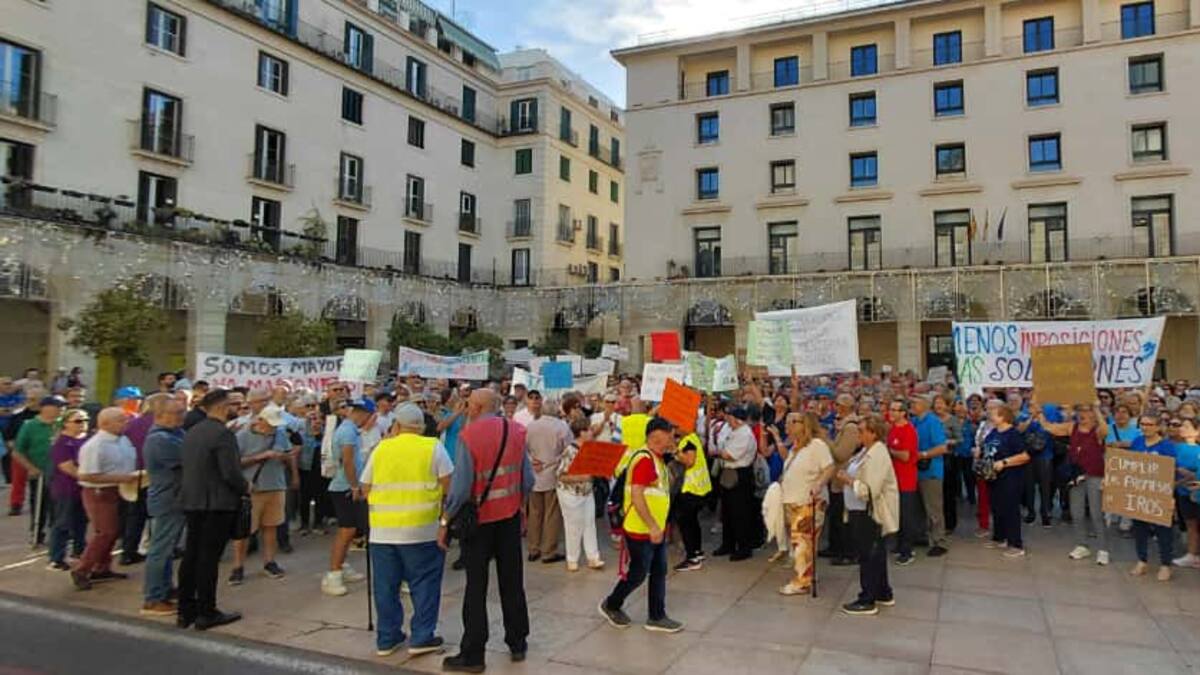 Agustín Conesa, representante de los centros de mayores de Alicante, critica que el Ayuntamiento no les haga caso y anuncia más movilizaciones por los retrasos de los talleres y actividades municipales