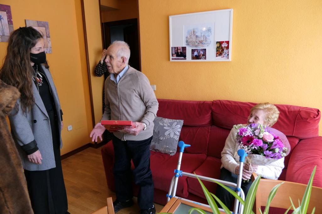 Lucila y Vitorino recibiendo la visita de la concejala de Servicios Sociales, Raquel Martín