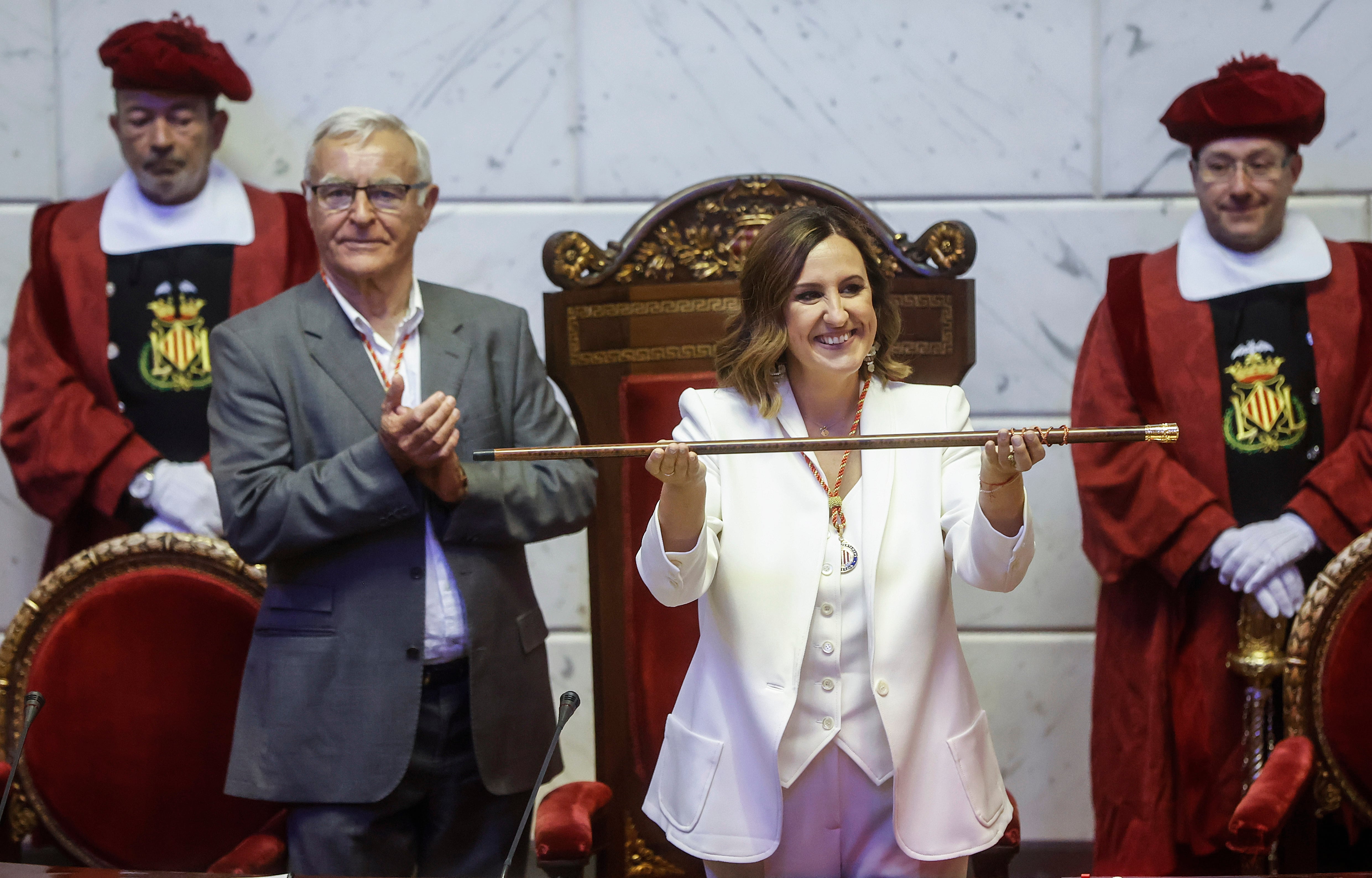 María José Catalá, alcaldesa de Valencia, junto a su predecesor Joan Ribo