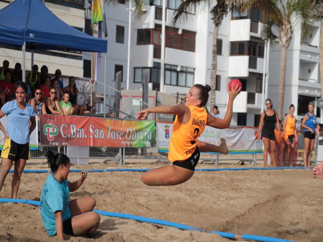 Partido de balonmano playa en la playa del Reducto, en Arrecife.