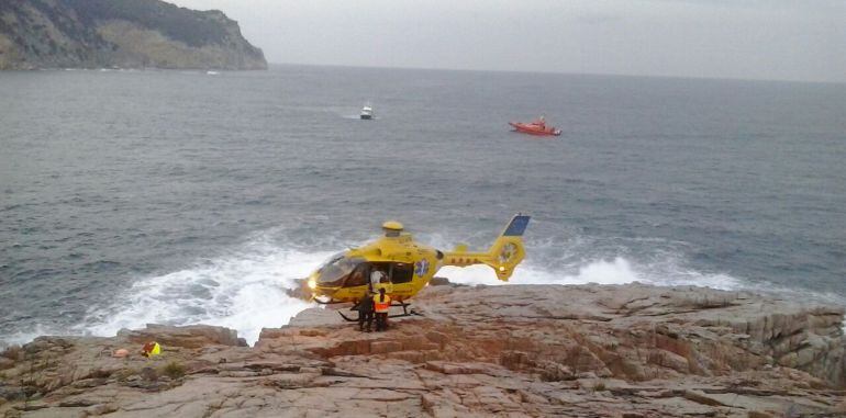 Imagen de un helic´ptero del 112 rescatando al mernor el pasado sábado en Begur (Girona)