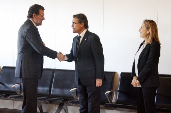 Mariano Rajoy y Artur Mas se saludan con motivo de la inauguración del AVE Barcelona-Girona, el 8 de enero de 2013