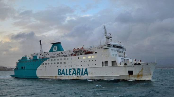 Un barco que cubre la línea Algeciras-Ceuta