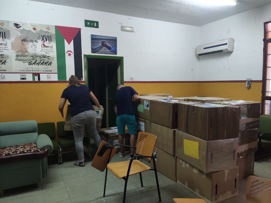 Preparación de cajas solidarias en la asociación Amigos del Sáhara Libre de Linares.