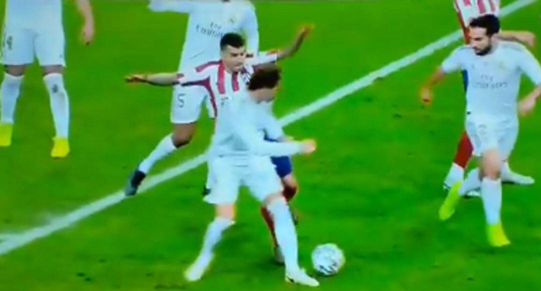 La acción de Sergio Ramos a Correa por el que piden penalti